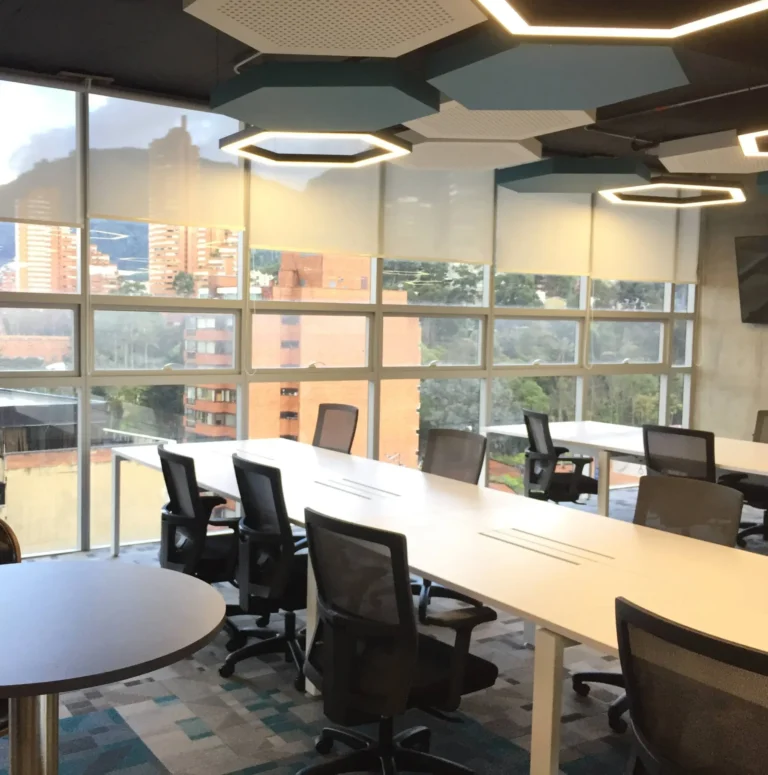 persianas enrollables en screen para oficinas marca pentagrama instaladas en oficinas en el centro de bogota