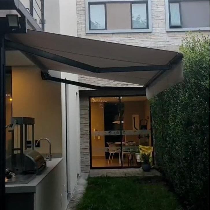 toldo extensible marca pentagrama para jardin instalado en cajica cundinamarca vendido por total deko en el barrio la alqueria sur de bogota
