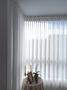 Cortinas Onda Perfecta en velo motorizadas con control remoto instaladas en Santa Barbara Bogota, vendidas por total deko del barrio la Alqueria. marca pentagrama