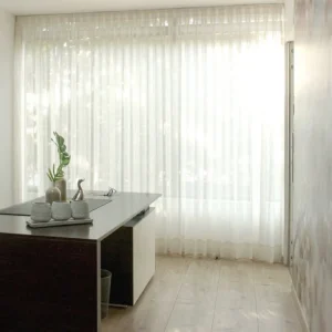 cortinas zig zag de pentagrama en velo instaladas en una sala y comedor vendidas por total deko del barrio la alqueria en bogota entregadas a domicilio en salitre