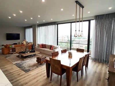 cortinas onda perfecta en velo gris onda serena pentagrama instalada en sala de chapinero Bogotá vendida en total deko barrio la alqueria bogota